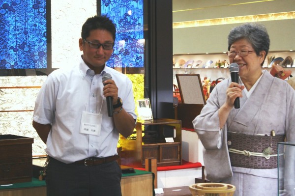 駿河竹千筋細工の斉藤祐貴さんは子供の頃に竹細工にはまり現在に至るそうで、駿河の竹細工についてお話をしていただきました。
